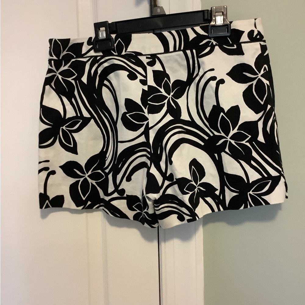 White House|Black Market Shorts Size 8 Floral Cream & Black Preowned Side Zipper